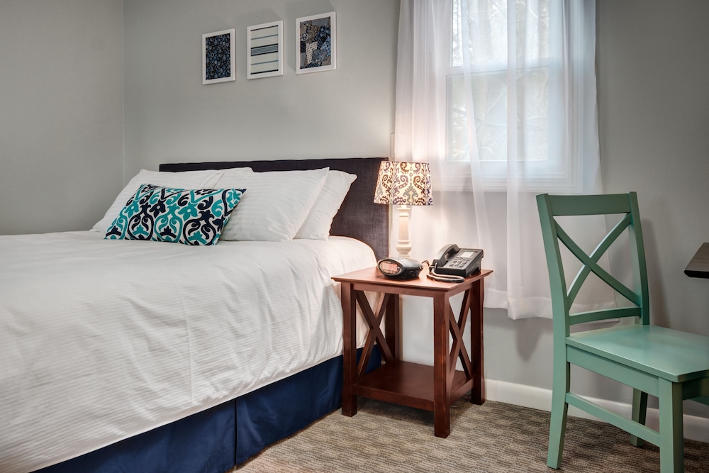 Room, 1 Queen Bed, Microwave photo 3
