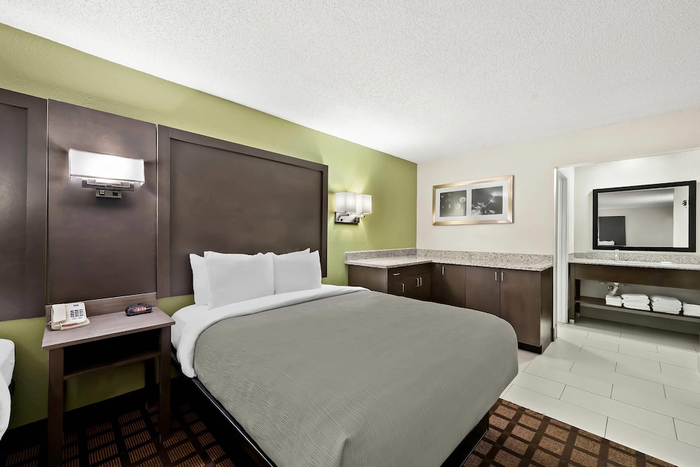 Standard Room, Multiple Beds, Non Smoking - Photo 3