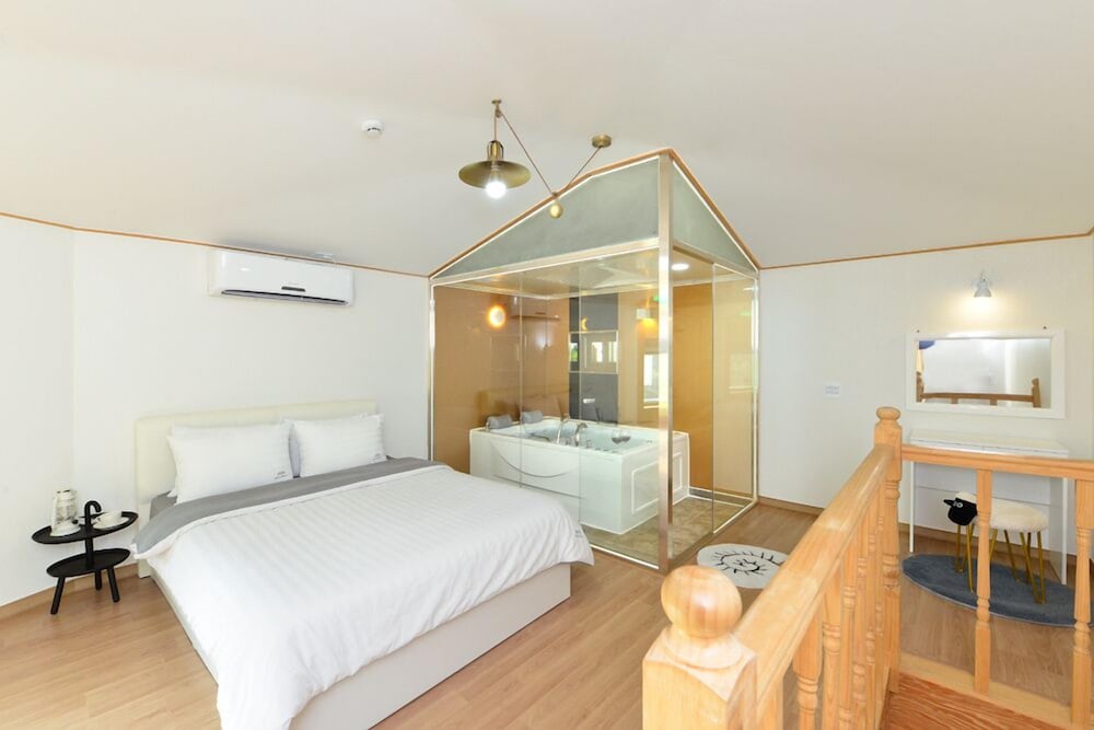 Room (Unique) photo 1