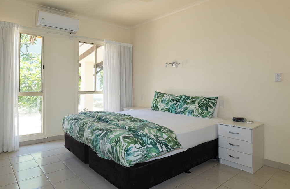 3 Bedroom Beachfront Villa - Photo 9