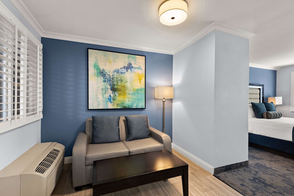 Suite, 1 Queen Bed, Non Smoking, Microwave (With Sofabed)