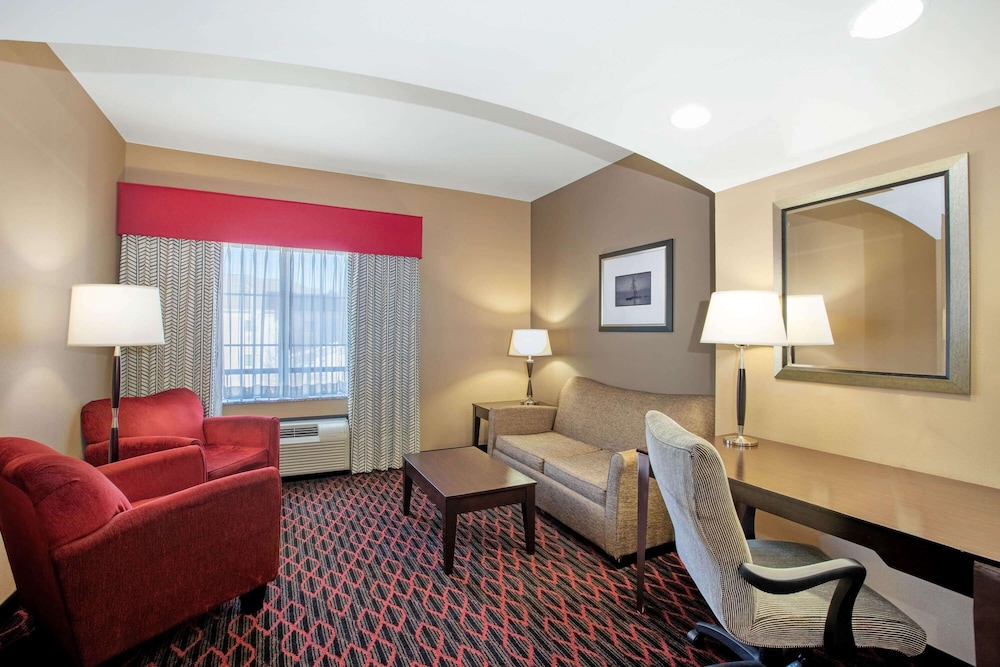 Deluxe Suite, 1 King Bed, Non Smoking - Photo 2