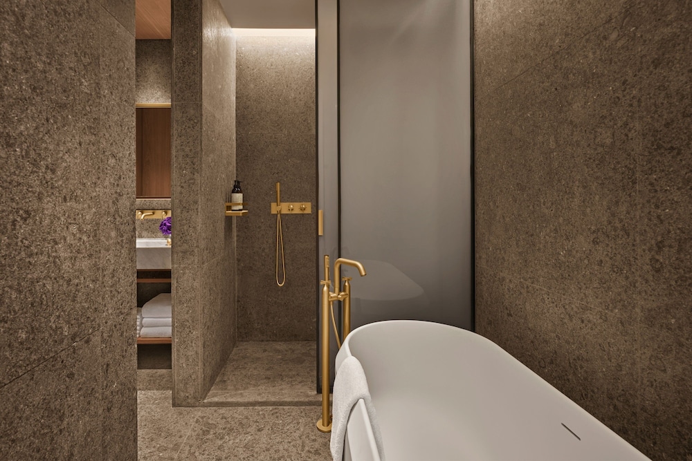 Suite, 1 King Bed, City View (Terrace) thumbnail 5