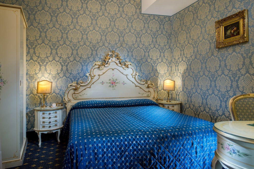 Basic Double Room, 1 Large Twin Bed (Small)