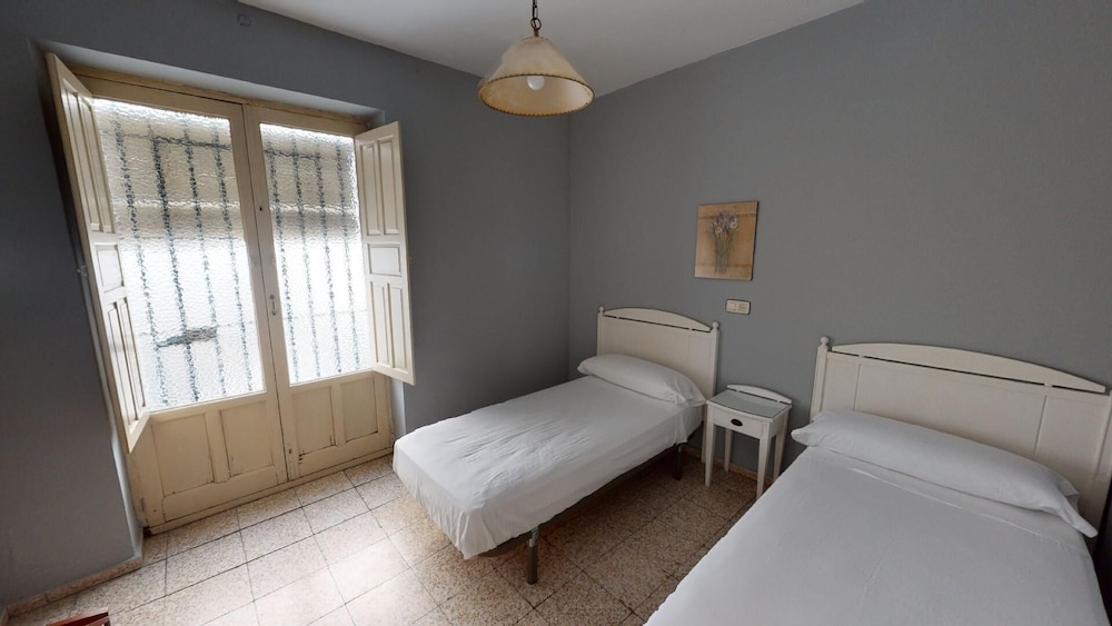 Basic Twin Room, Ensuite - Photo 6