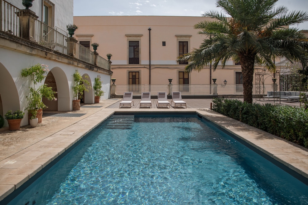 Luxury Condo, 1 Queen Bed, Pool Access, Pool View