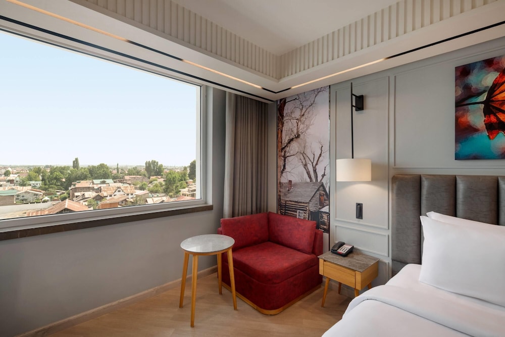 Superior Room, 2 Twin Beds, City View