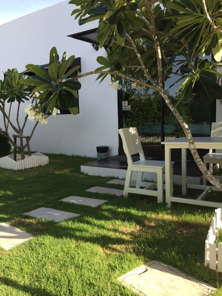 Family Room With Garden View photo 3