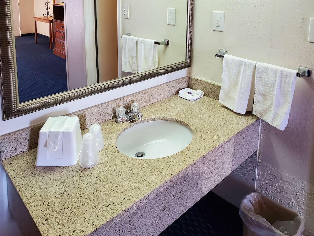 Standard Room, 1 King Bed, Non Smoking, Refrigerator & Microwave - Photo 2