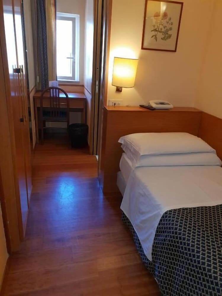 Single Room photo 3