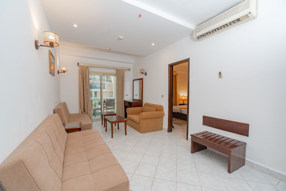 Family Room - Photo 6