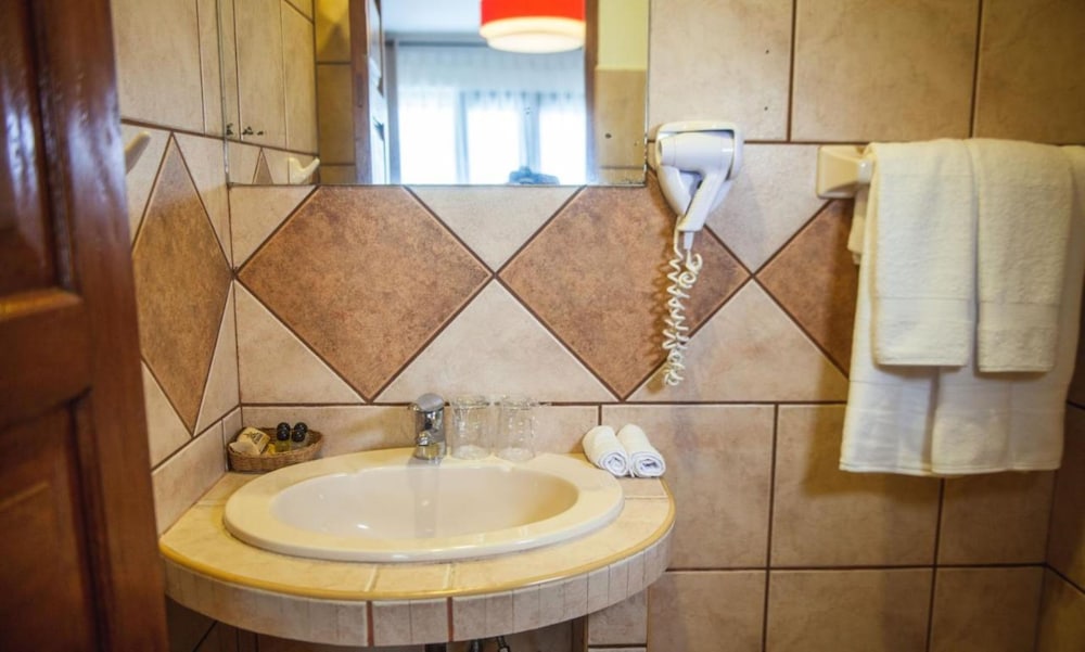 Standard Triple Room, Private Bathroom photo 3
