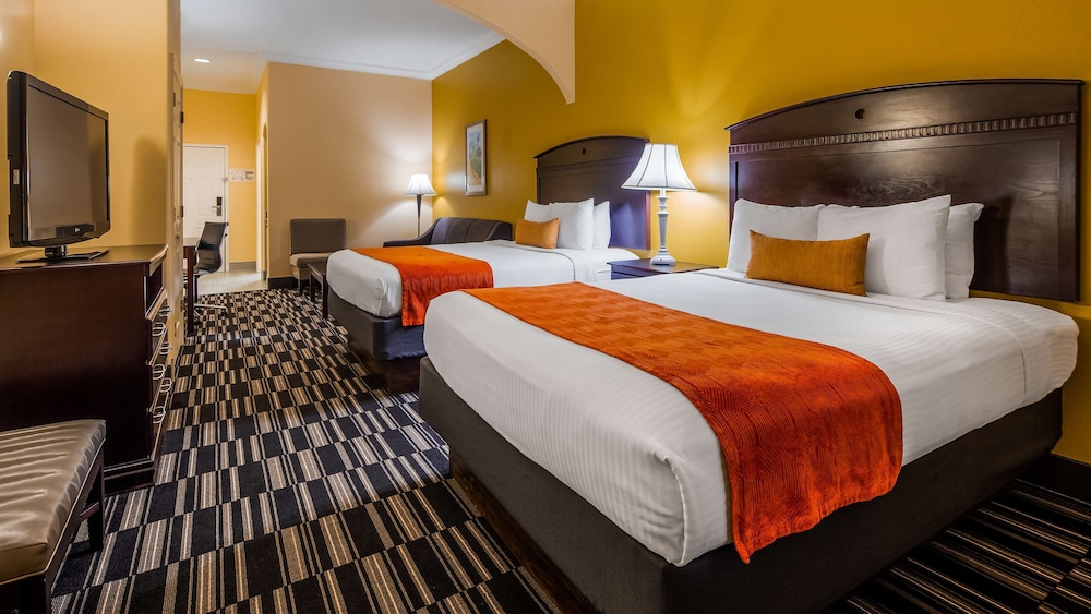 Suite, 2 Queen Beds, Non Smoking, Refrigerator & Microwave - Photo 1