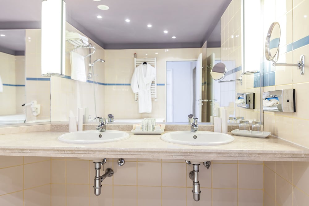 Standard Double or Twin Room - Photo 6