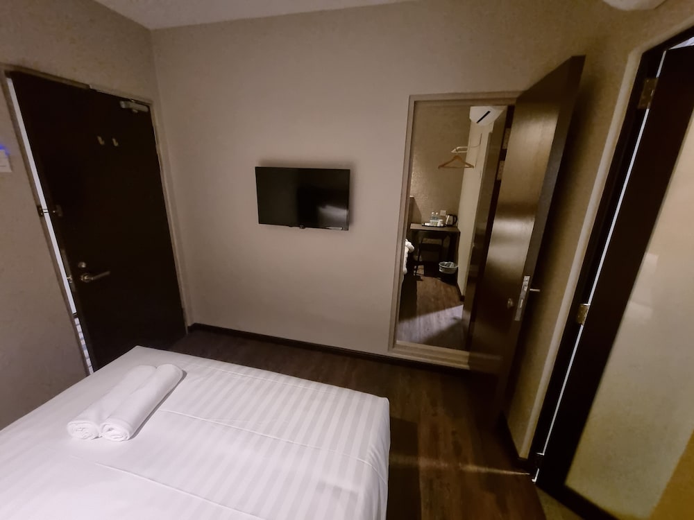 Connecting Rooms, 2 Queen Beds, No Window photo 2