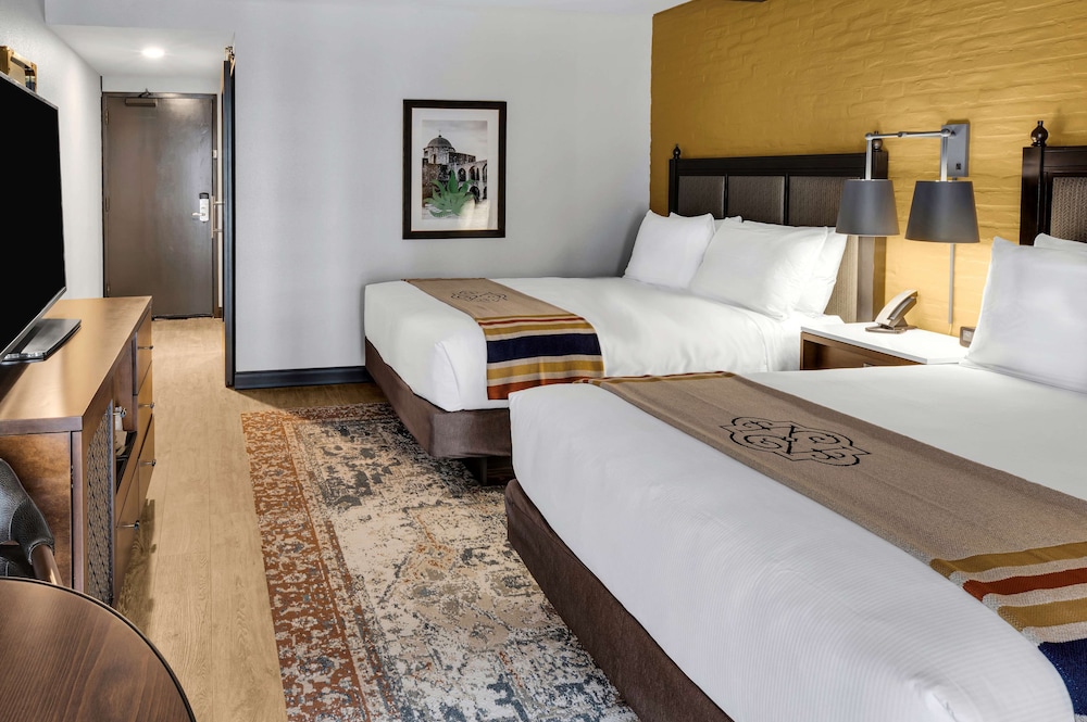 Room, 2 Queen Beds, Accessible (Mobility & Hearing, Roll-In Shower) - Photo 2