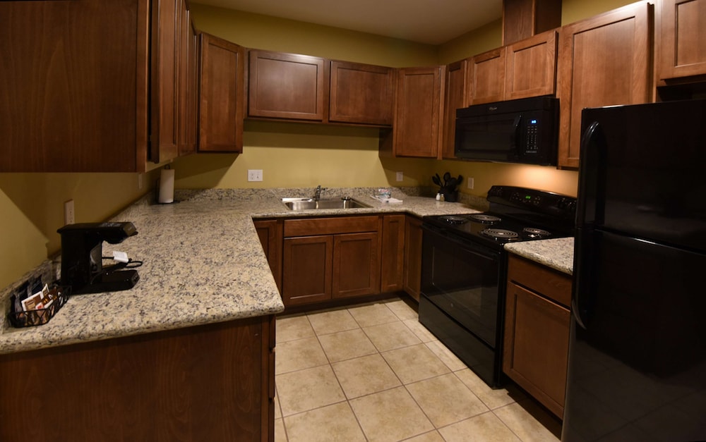 Suite, 1 King Bed, Accessible, Kitchen - Photo 4