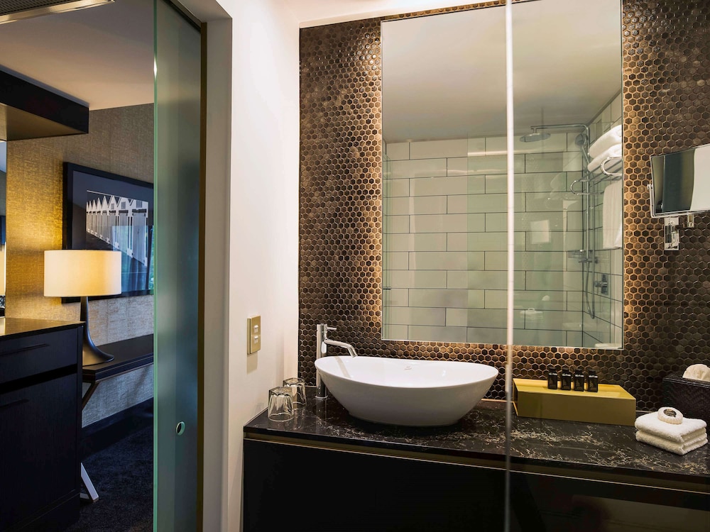 Executive Room, 1 King Bed thumbnail 6