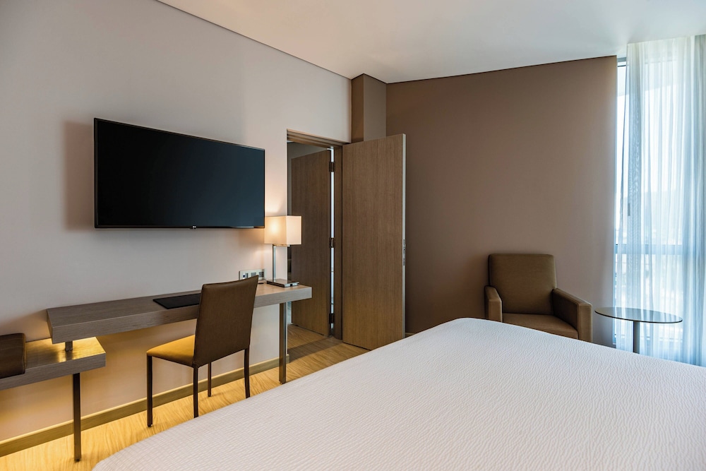Room, 1 King Bed, Sea View (Balcony) photo 3
