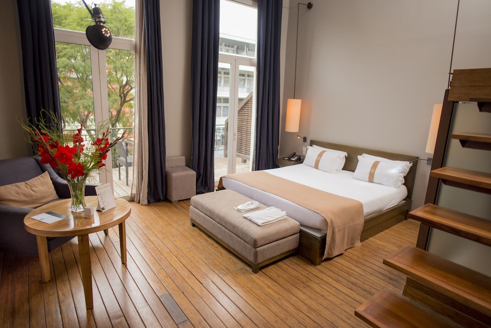 Suite - Photo 1