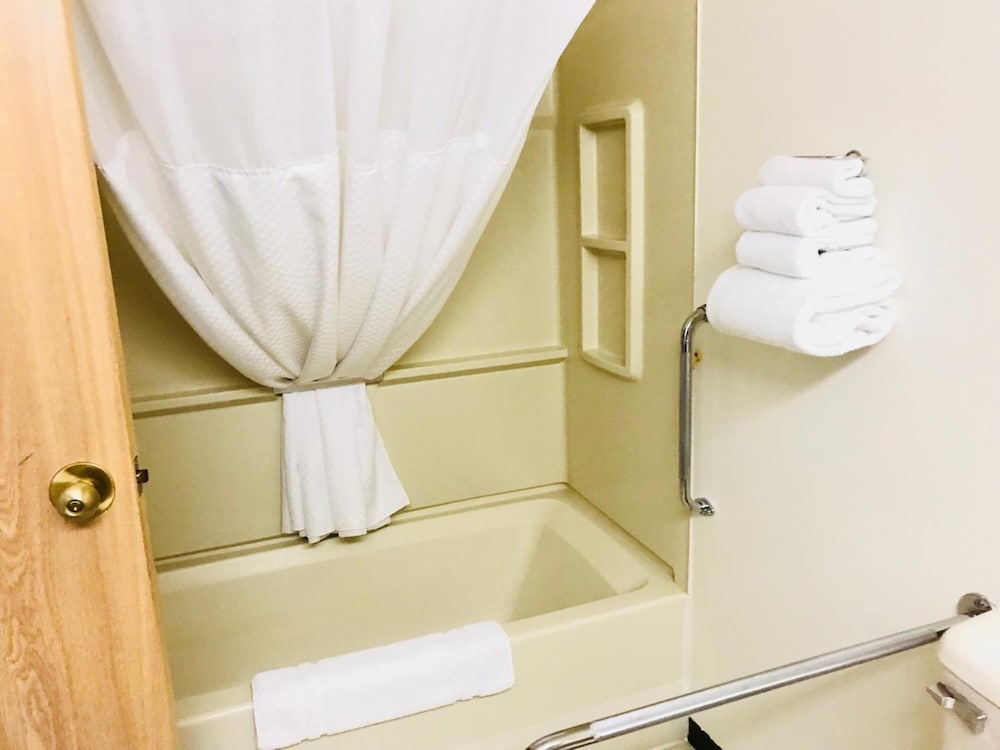 Standard Room, 1 Queen Bed, Accessible photo 3