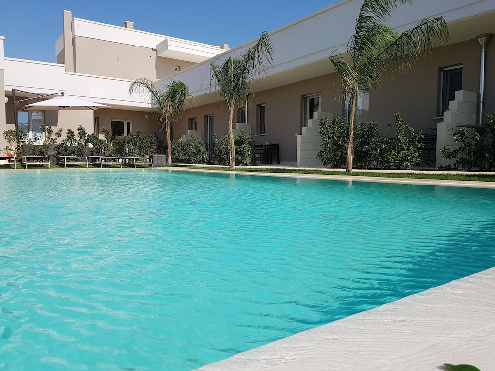 Deluxe Room, 1 Bedroom, Non Smoking, Pool View photo 2
