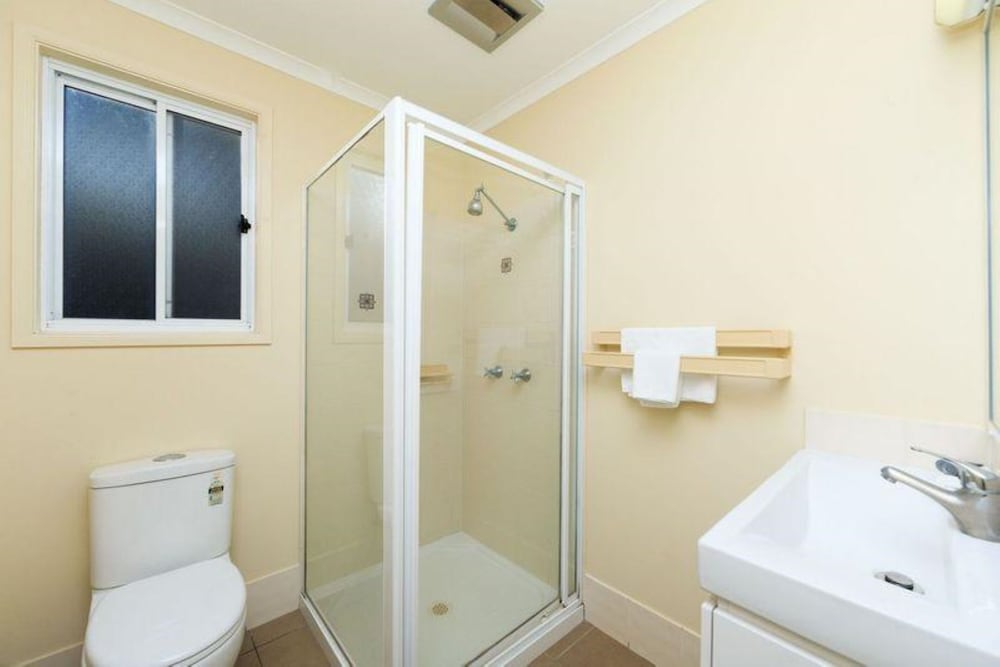 Deluxe Cabin - Sleeps 4 - Dog Friendly photo 2