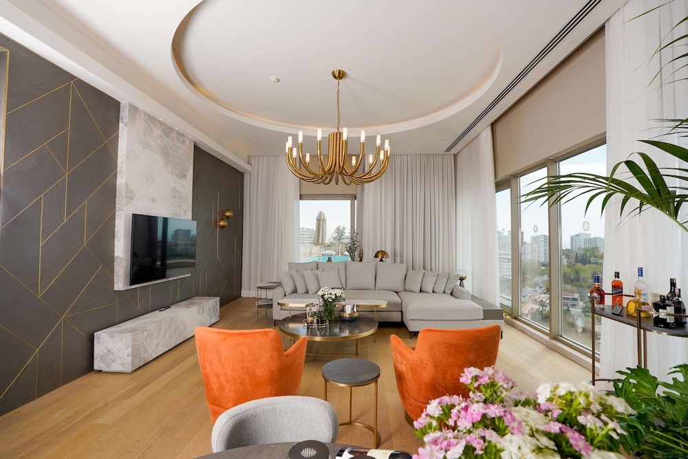 Infinity Suite (Urban Chic Lounge Access)