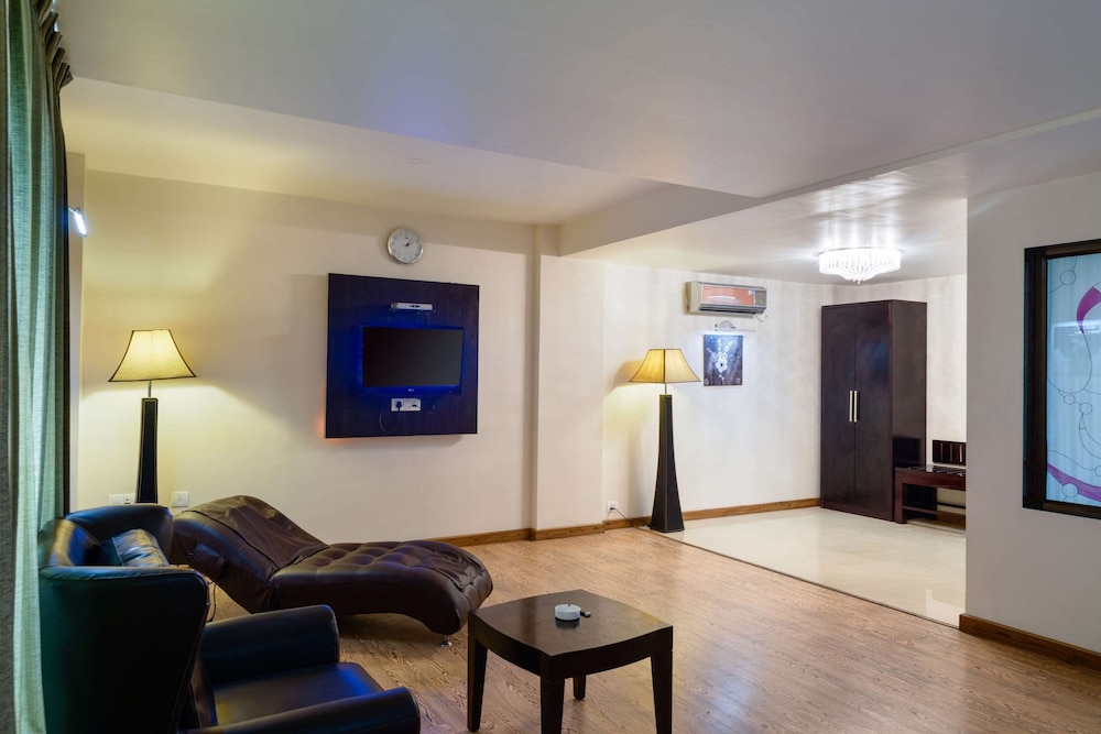 Suite, 1 Double Bed, Smoking photo 2
