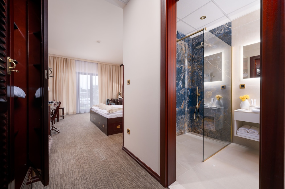 Superior Double Room, 1 King Bed, Balcony, Partial Sea View