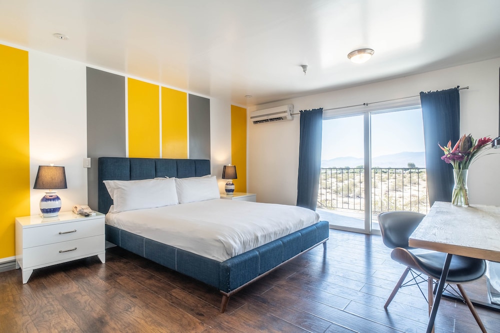 Suite, 1 King Bed, Kitchenette, Mountain View - Photo 3