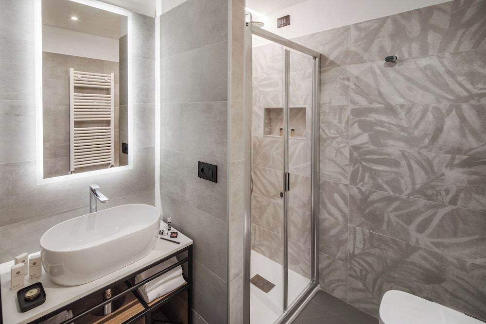 Superior Double or Twin Room, Balcony, Partial Sea View - Photo 12