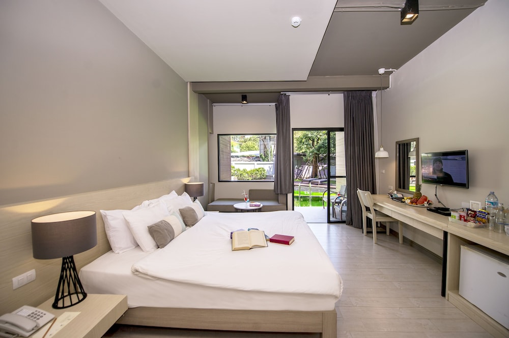 Premier Room, Pool Access - Photo 3