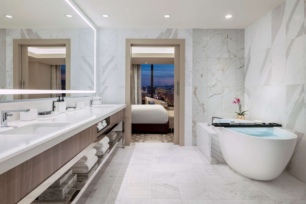 Suite, 1 Bedroom, City View (1 King Bed) - Photo 2