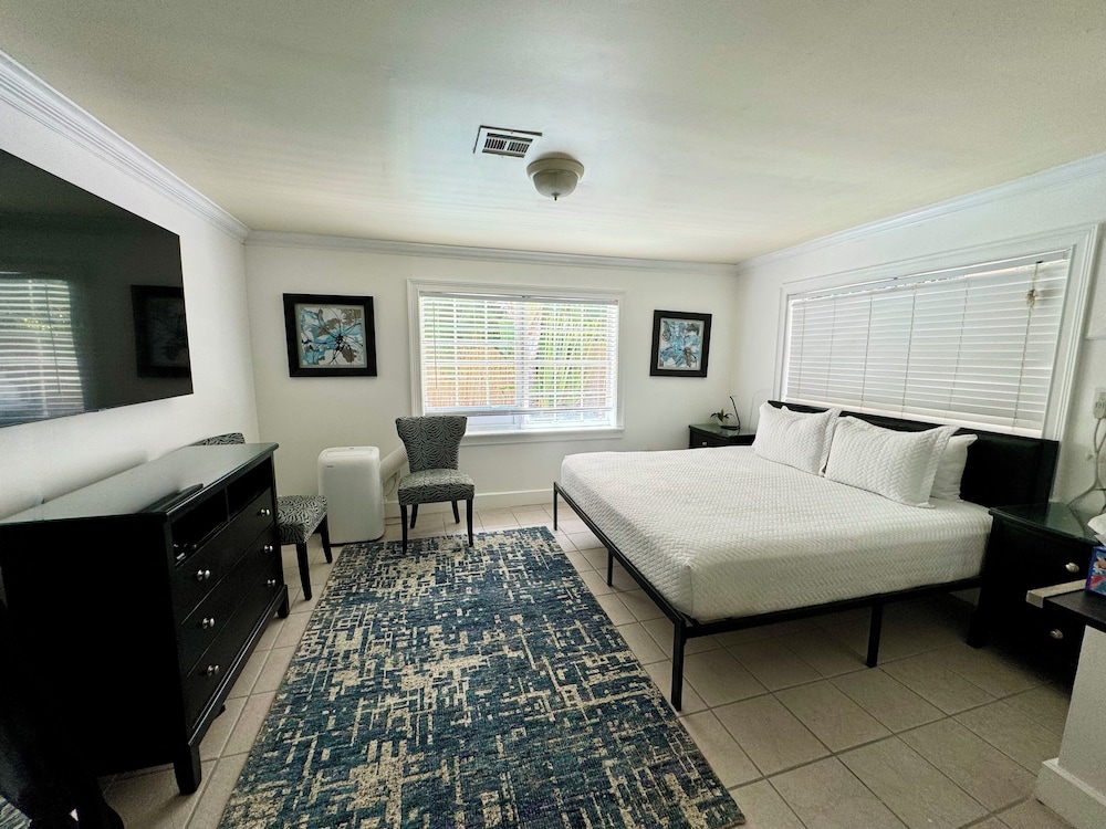 Sunset Suite - King Bed - B1