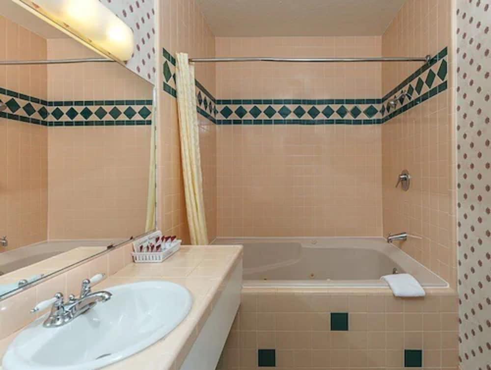 Room, 1 King Bed with Sofa bed, Jetted Tub - Photo 2