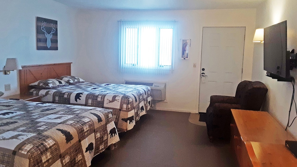 Room, 2 Queen Beds, Non Smoking, Refrigerator - Photo 2