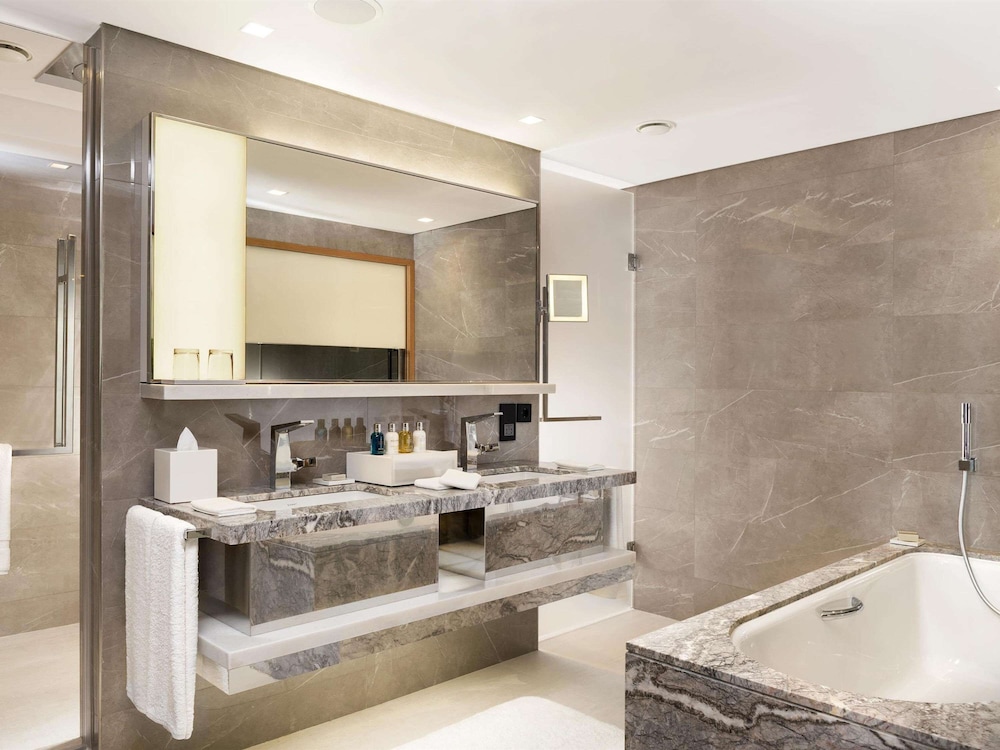 Suite, 1 King Bed with Sofa bed, Terrace with executive lounge access thumbnail 5