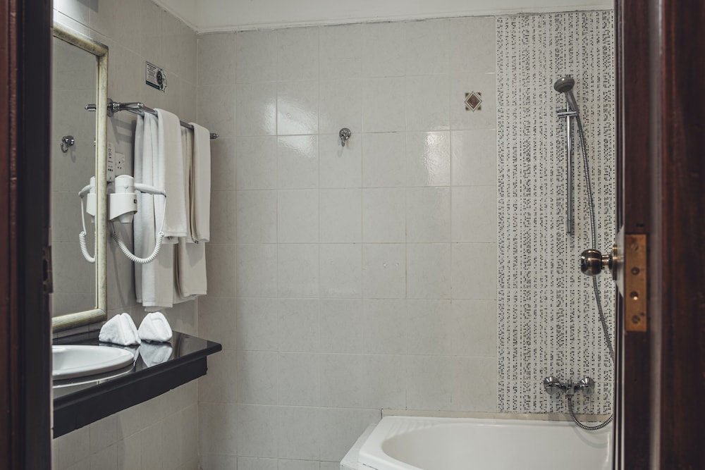 Deluxe Room - Photo 13