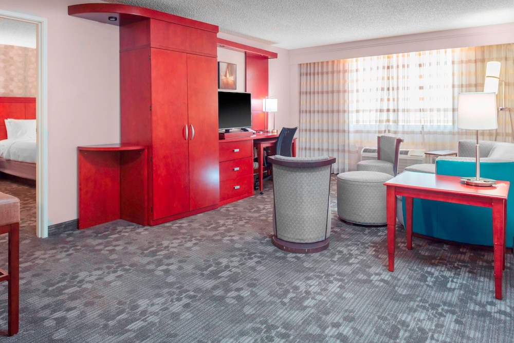 Suite, 1 Bedroom (Mobility Accessible, Tub) - Photo 1