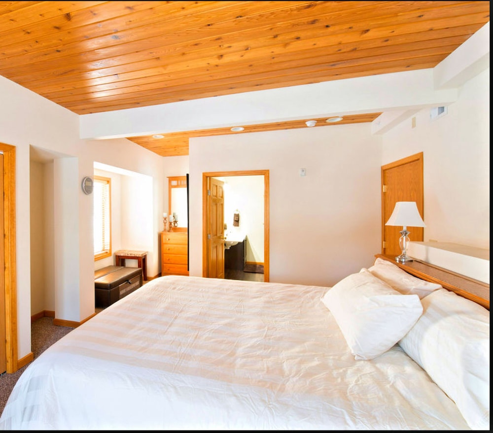 Accessible Room, King Bed photo 2