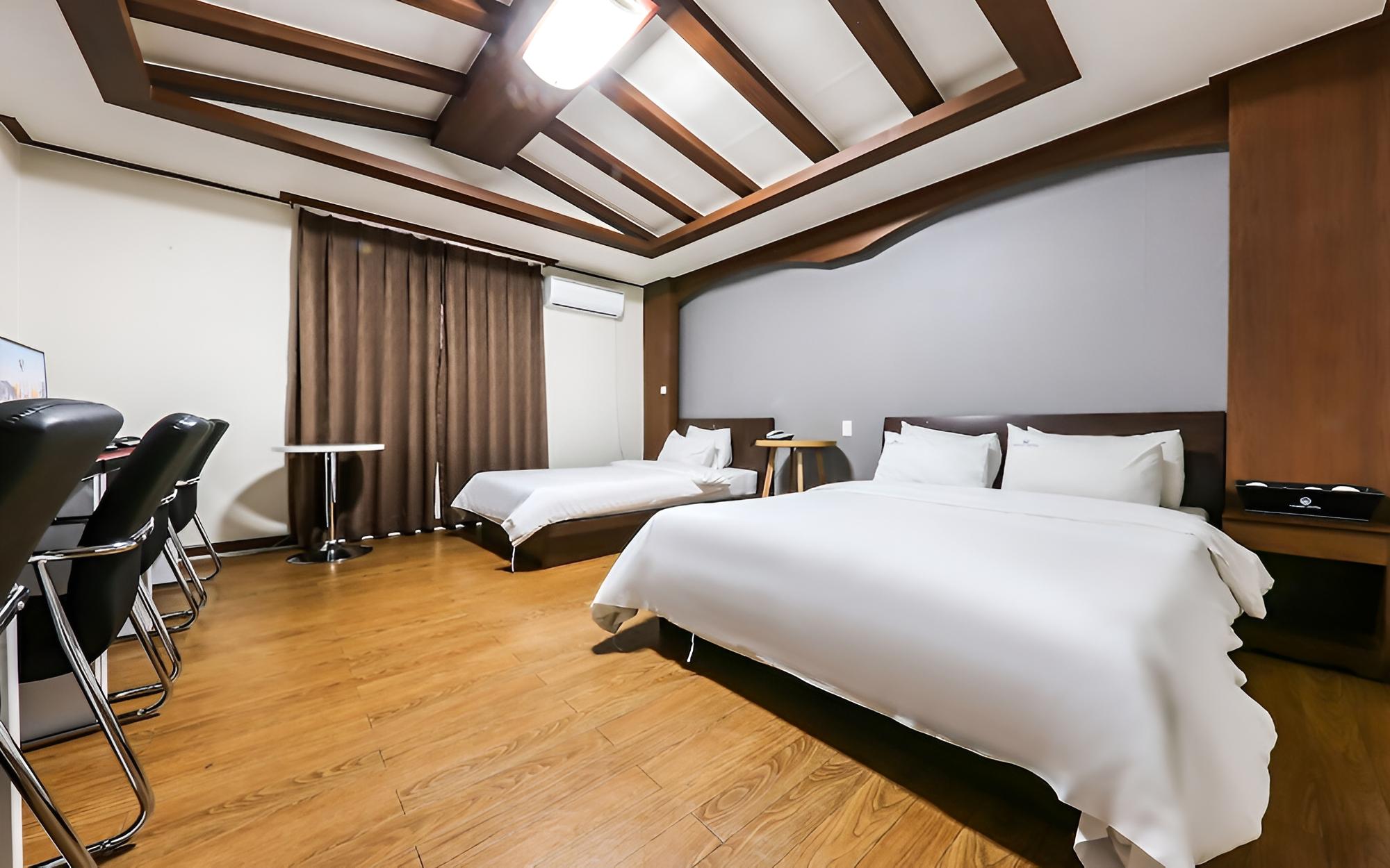 Room (4 PCs for gaming (twin beds)) photo 1