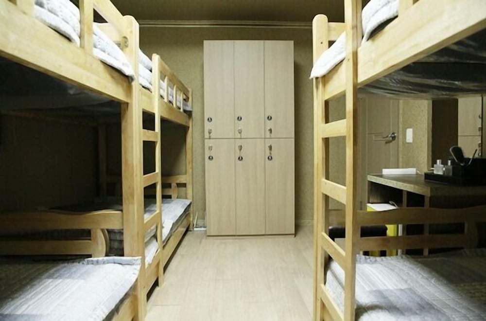 Shared Dormitory, Men only (3 bunk beds) photo 3