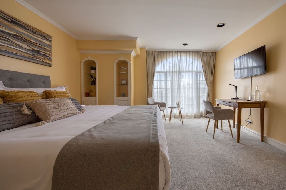 Luxury Studio Suite, 1 King Bed photo 2