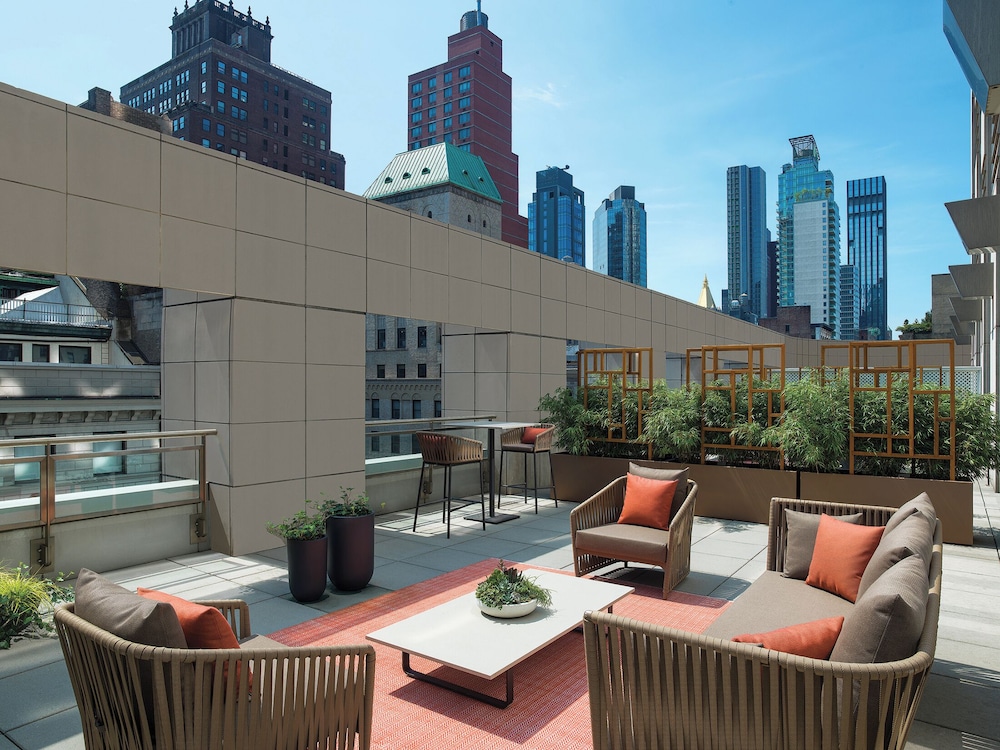 Deluxe King with Fifth Avenue Terrace thumbnail 5