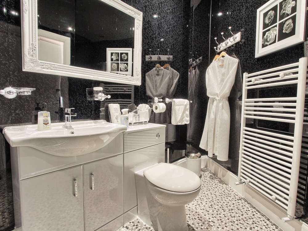 Suite, Ensuite (Room 2) photo 2