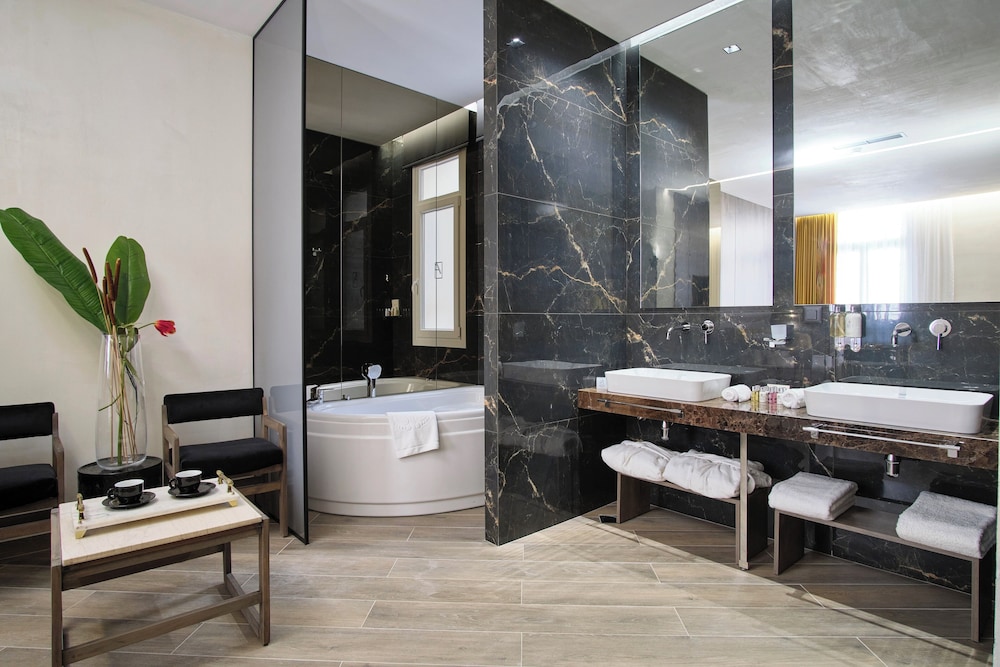 Golden Suite with indoor Jacuzzi photo 2