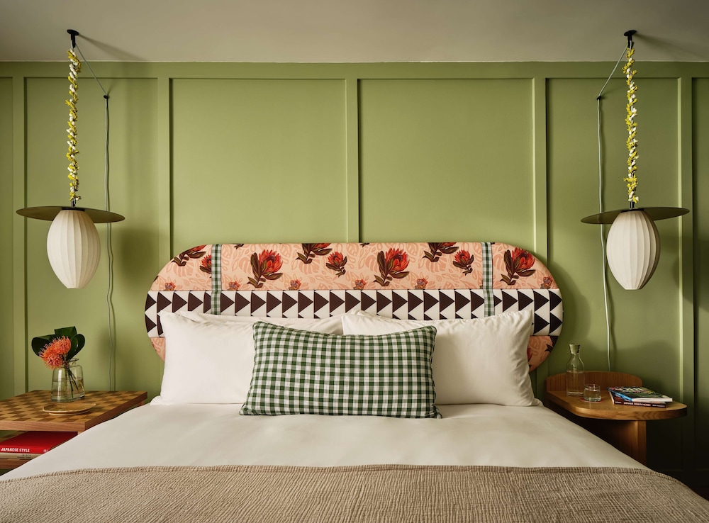 Premium Room, 1 King Bed (View) - Photo 4