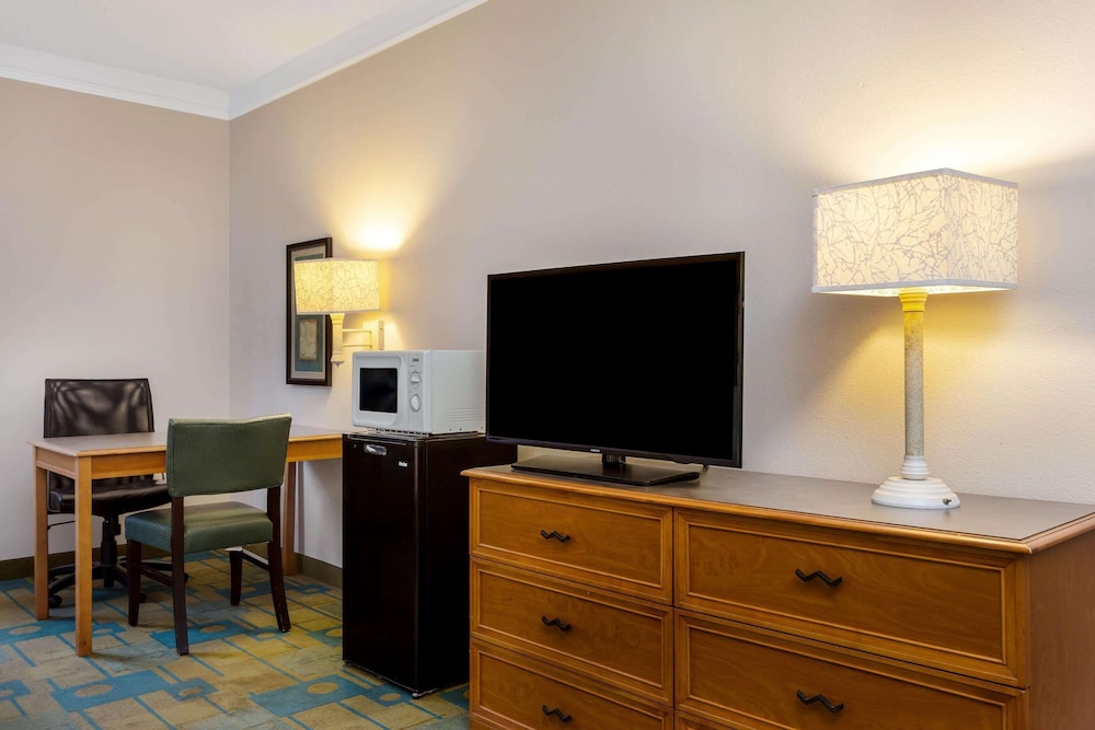 Room, 1 King Bed, Non Smoking - Photo 4