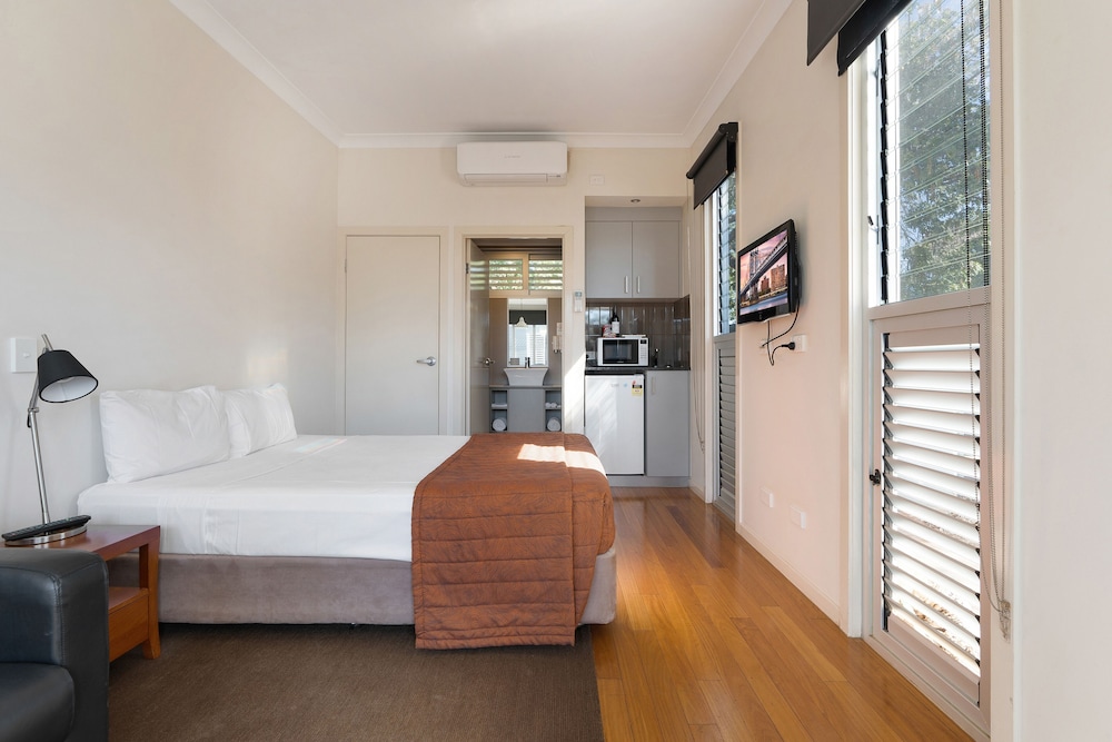 Room, 1 King Bed, Kitchenette photo 2